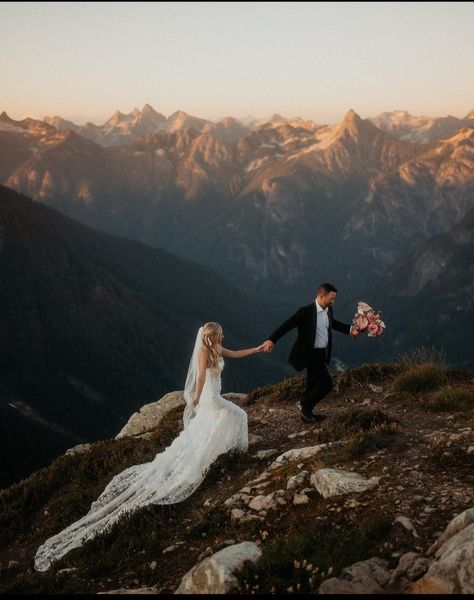 Wedding Photo Ideas Mountains, Mountaintop Wedding Photos, Elopement Mountain Photography, Mountain Top Elopement Photography, Hiking Wedding, Bridals In The Mountains, Mountain Wedding Photos, How To Elope, National Park Elopement