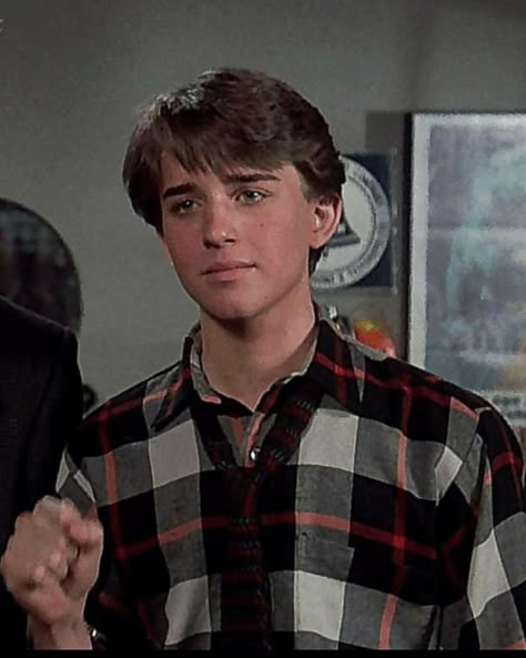 He's the hottest guy ever sucks that he's like 50 now :( Ilan Mitchell Smith 80s, 90s Male Actors, Ilan Mitchell Smith, Weird Science Movie, 80s Nerd, Ethereal Men, 80s Characters, Heathers Movie, Silly Guy