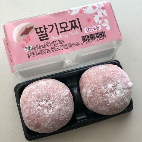 Aesthetic Mochi, Mochi Shop, Mochi Aesthetic, Strawberry Mochi, Korean Snacks, Asian Snacks, Cute Snacks, Think Food, Japanese Snacks