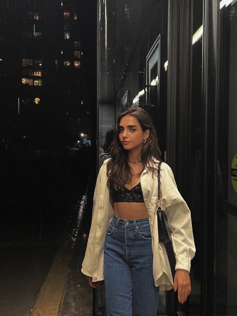 Blurry Pictures Night, Night Out With Friends Aesthetic, Friends Dinner Outfit, Summer Outfits Rainy Day, Rainy Night Outfit, Happy Hour Outfit Summer, Out With Friends Aesthetic, Casual Rainy Day Outfit Summer, Dinner Outfit Summer Night Classy