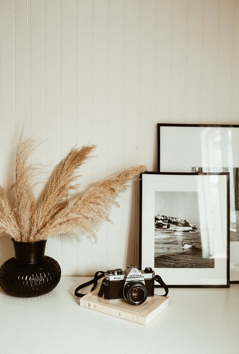 Black Vase With Pampas, Country Glam Bedroom, Black White And Beige Bedroom, Black And Beige Decor, Black Vase Decor, White And Beige Bedroom, Organize Photos, Black Couches, Summer Lounge