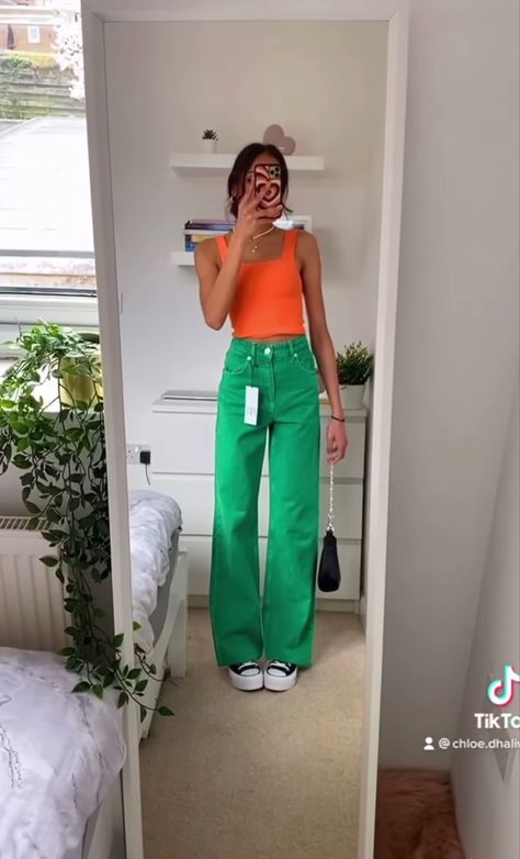 Bright Green Jeans Outfit, Colourful Outfits Aesthetic, Outfits Colourful, Green Jeans Outfit, Colored Jeans Outfits, Coloured Jeans, Green Pants Outfit, Bright Colored Outfits, Day Outfit Ideas