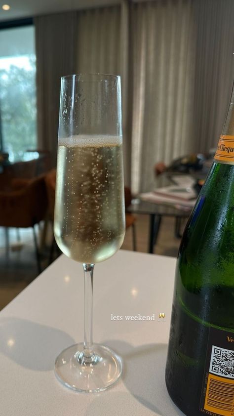 Champagne Drinks, Instagram Captions Clever, Alcohol Party, Luxury Lifestyle Women, Alcohol Aesthetic, Fancy Drinks, Vacation Mood, Pretty Drinks, Instagram My Story