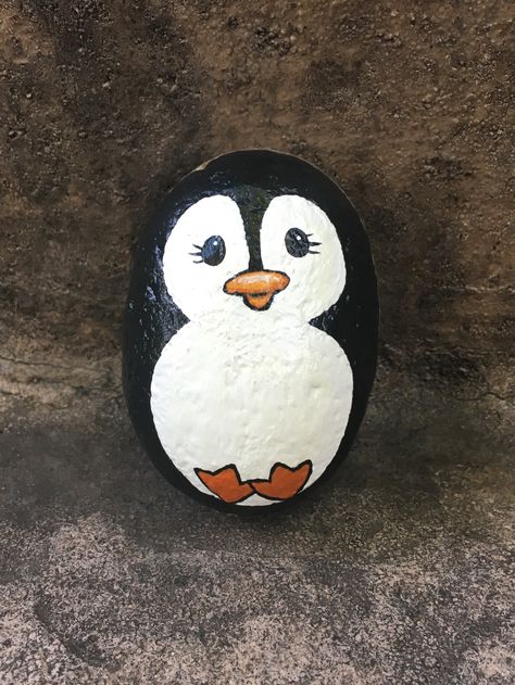 Penguin Rock, Christmas Stones, Painted Penguin, Pet Rock, Penguin Drawing, Inspirational Rocks, Rock Painting Ideas, Stone Art Painting, Painted Rocks Kids