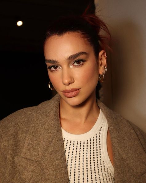 A wash of khaki shimmer for @dualipa ✨ Hair by @rio_hair Styling @lorenzoposocco Nails @nailsbymh Assisted by @hparkermakeup… | Instagram Beautiful Dua, Ysl Beauty, Make Up Inspo, Dua Lipa, Wedding Beauty, Girl Crush, Simple Makeup, Makeup Inspo, Maquillaje De Ojos