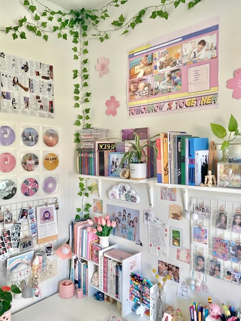 Kawaii Desk Organization, Desk Organiser Ideas, Girl Room Aesthetic, Indie Aesthetic Bedroom, Kpop Desk, Room Preppy, Discover Aesthetic, Pastel Desk, Pastel Aesthetic Room