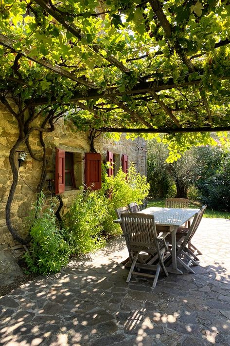 Italian Patios Tuscany Italy, Italian Villa Landscaping, Italy Garden Design, Italian Country Aesthetic, Italian Gardens Tuscany Italy, Italian Country Side House, Italian Outdoor Dining, Italian Pergola, Italian Stone House