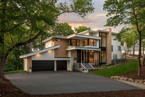 An inviting multi-level home with a west coast vibe on Lake Minnetonka Multi Level House, Colorado Mountain Homes, Modern Glass House, Lake Minnetonka, Porch Fireplace, Lakefront Living, Modern Deck, Lakeside Living, Floating Staircase