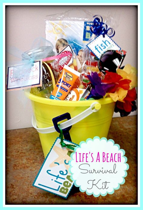 Life's a Beach Survival Kit Bucket // Free Printable Summer Fun Basket Ideas, Vacation Gift Basket, Beach Gift Basket, Summer Gift Baskets, Dental Ideas, Beach Theme Gifts, Raffle Ideas, Theme Baskets, Auction Basket