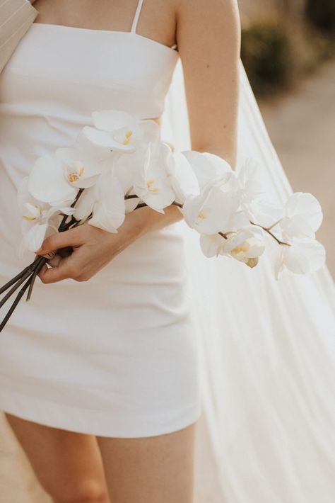 Bouquet Purse Wedding, Simple Orchid Bridal Bouquets, All Orchid Bouquet, Bridesmaid Bouquet With Orchids, Single Stem Orchid Bouquet, Mini Bouquet Flowers Wedding, Diy Orchid Bouquet, Bride Flower Bouquet Orchid, Bridal Bouquet Minimal