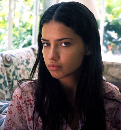 Adriana Lima Without Makeup, Model Hairstyles Woman, Adriana Lima Face, Models Without Makeup, Adriana Lima Young, Adriana Lima Style, Photos Of Models, Straight Eyebrows, Model Aesthetic