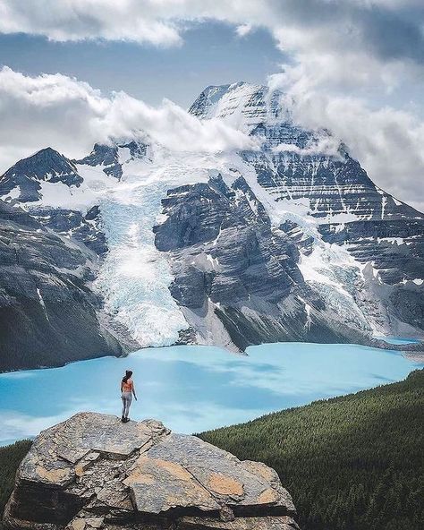 Daily View on Instagram: “⛰ Mountain Views ⛰ ➖ 📍 Mount Robson, British Columbia 🇨🇦 #bcisbeautiful // @dailyview.ca ➖ 📷 @angelaliggs” Canada Toronto City, Mount Robson, Toronto City, Canada Road Trip, Aesthetic Picture, Explore Canada, G Adventures, On The Road Again, Canadian Rockies