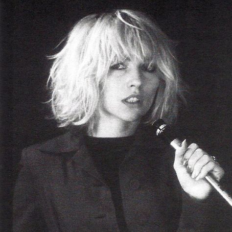 Debbie Harry - BLONDIE Debbie Harry Hair, 70s Haircuts, 70s California, Estilo Punk Rock, Choppy Bob Haircuts, Goth Hair, Blondie Debbie Harry, Choppy Bob Hairstyles, Choppy Bob