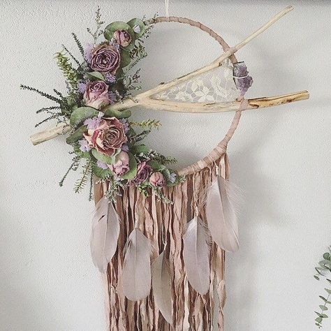 Floral Dream Catcher, Mason Jar String Art, Grey Feathers, Diy Summer Decor, Atrapasueños Diy, Dream Catcher Decor, Bohemian Macrame, Boho Dreamcatcher, Dream Catcher Craft