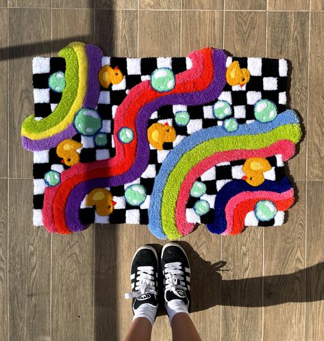 Add a splash of color and comfort to your home with the Bubbles Colourful Tufted Rug! 🌈✨ This 100% handmade tufted rug features a vibrant and playful bubble design, making it the perfect statement piece for any living room, bedroom, or nursery. Each rug is meticulously crafted to ensure a unique and high-quality product that will brighten up any space. 🏠💖 Made with premium quality yarn, this rug offers a soft and durable finish that is both cozy and stylish. The 3D tufted bubble pattern adds Cool Tufting Rugs, Cute Simple Rugs, Maximalism Home Decor, Tufted Clothes, Cool Rugs Living Room, Rug Tufting Ideas Easy, Colorful Rugs In Living Room, Tufted Wall Art, Custom Rugs Design