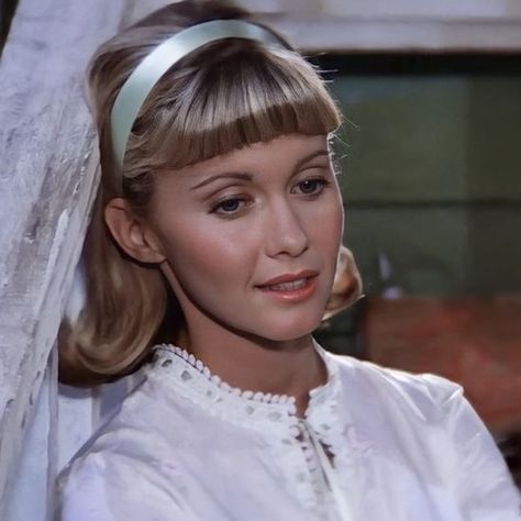 Sandy Olsen, Grease Characters, Grease Aesthetic, Olivia Newton John Grease, Blondie Lockes, Comfort Films, Grease 1978, Sandy Grease, Grease Costumes