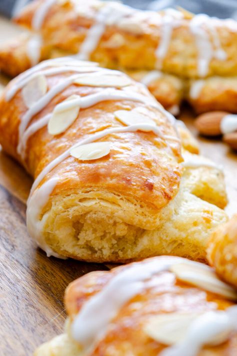 Finally a pastry dough that's easy-to-handle: These bear claws are pure almond pastry bliss! Almond Ring Pastry, Almond Bear Claws, Almond Bear Claw Recipe, Bearclaw Recipe, Almond Pastry Filling Recipes, Bear Claws Recipe Easy, Bear Claws Recipe, Bear Claw Recipe, Almond Filling