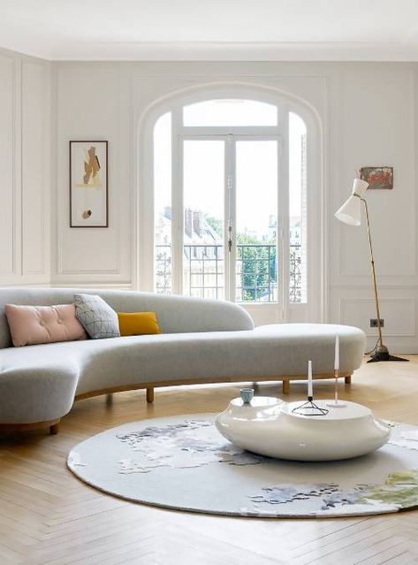 6 Interior Décor Trends Everyone Will Be Talking About in 2019 Curved Sofa Living Room, Curved Couch, Minimal Living Room, Couch Design, French Country Living Room, Living Room Sofa Design, Lake Living, Eclectic Bedroom, Country Living Room