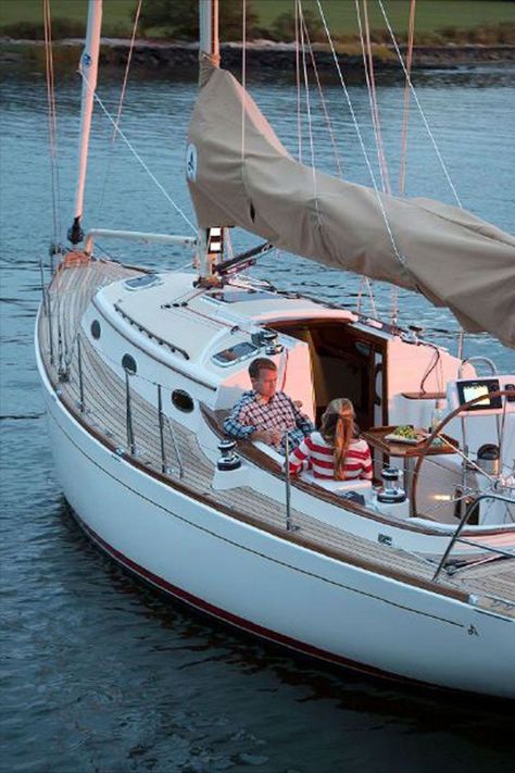 Easy-Handling Day Sailers Maximize Time on the Water Yacht Decor Boat Interior, Sailboat Living, Sailboat Yacht, Sailing Dinghy, Sail Life, Tag Your Love, Old Sailing Ships, Sailboat Design, Yacht Interior