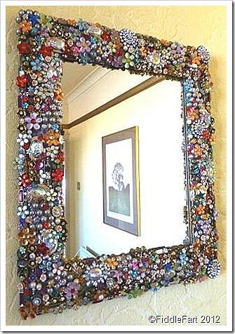 A fantastic jewelled mirror frame made using #upcycled jewellery, beads and other scraps Diy Jewelry Mirror, Upcycle Mirror, Jeweled Picture Frame, Old Jewelry Crafts, Jewel Frames, Costume Jewelry Crafts, Beaded Mirror, Jewelry Frames, Mirror Crafts