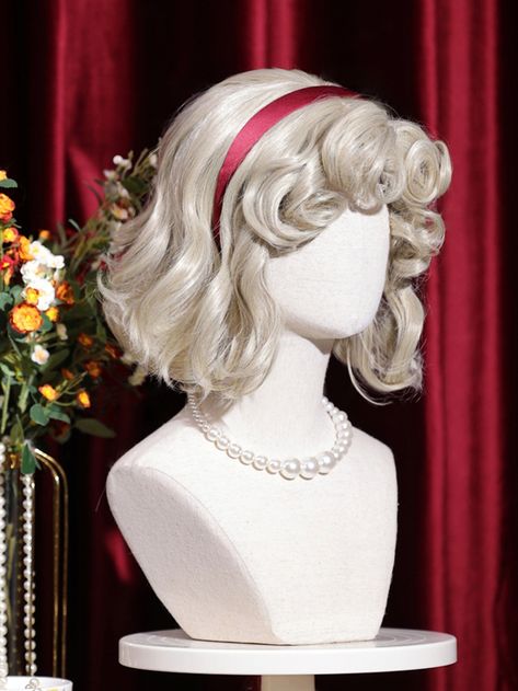 This wig exudes the essence of Marilyn Monroe with its short, wavy curls and voluminous bangs. It offers a luxurious and elegant look without any limpness. The wig replicates natural European hair colors, creating a Broadway-inspired American sweetheart vibe with a full retro feel.  The price includes one wig only. Cute White Hairstyles, Kawaii Wigs Short, Style For Short Hair Women, Short Marilyn Monroe Hair, 50s Hair Women, Long Messy Blonde Hair, Short Blonde Hair Wavy, Short Fancy Hairstyles, Curly Hair Bob With Bangs