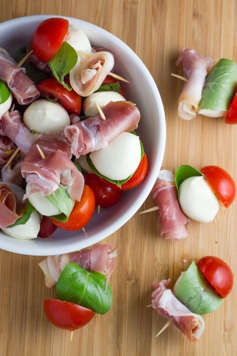 Bocconcini Skewers, Mozzarella Skewers, Prosciutto And Mozzarella, Holiday Appetizer Recipes, Xmas Appetizers, Savoury Bites, Prosciutto Mozzarella, Superbowl Appetizers, Wedding Appetizers