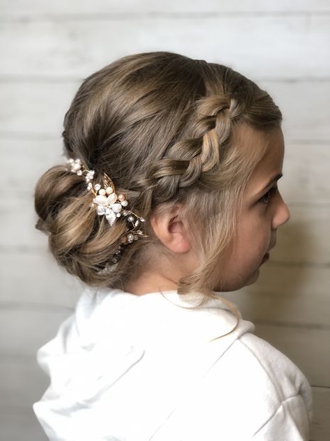 Hair Styles For Junior Bridesmaid, Junior Bridesmaid Braided Hairstyles, Wedding Hair Junior Bridesmaid, Kids Flower Girl Hairstyles, Little Flower Girl Hair Styles, Flowergirl Hairstyle Braid Updo, Junior Bridesmaid Updo, Girls Bridesmaid Hair, Wedding Hairstyles For Junior Bridesmaid