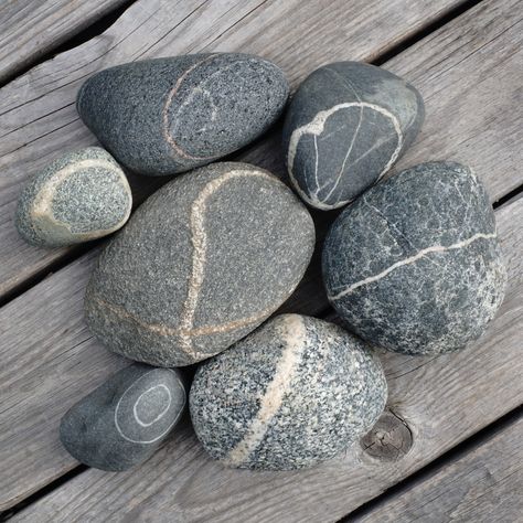 The second in a series featuring beach stones found along the shorelines of Lake Michigan, offering photos and info about syenite, rhyolite, pumice, dolomite, quartz, wishing stones, heart stones, quartzite, Presque Island serpentinite, diabase, pegmatite, conglomerate and banded metamorphic rocks! Rock Identification Pictures, Rock Polishing, Stone Identification, Lake Michigan Stones, Pudding Stone, Collecting Rocks, Michigan Rocks, Crystals Magic, Rock Identification