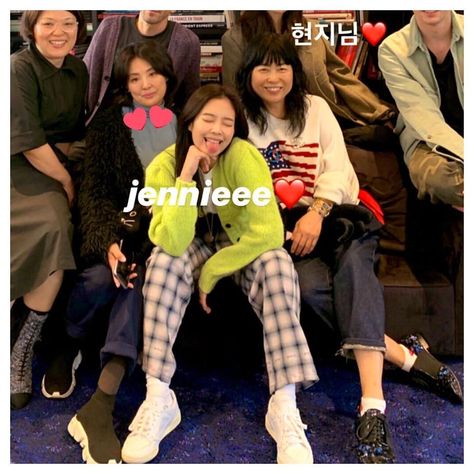 J on Instagram: “Jennie mom is so so pretty, gosh like mother like daughter 😭🥰 • • I stan mommy kim🤩🤩 Mirip song hye kyo yah 🥺 • I just realized this is the…” Jennie Mom, Blackpink Outfit, Korean Friends, Hye Kyo, Just You And Me, Haircuts For Wavy Hair, Song Hye Kyo, Pop Photos, Jennie Kim