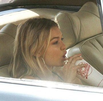 offduty ⭒ runway on X: "gigi hadid eating a burger in her car (2015) https://t.co/knECwiLy33" / X Gigi Hadid Eating, 1 Aesthetic, Gigi Hadid, Aurora