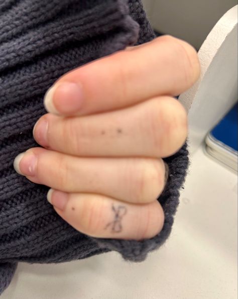 Hand Stick N Poke, Stick And Poke Finger, Stick And Poke Hand Tattoos, Finger Stick And Poke, Tiny Hand Tattoos, Middle Finger Tattoo, Stick N Poke Tattoos, Middle Finger Tattoos, Tattoo Finger