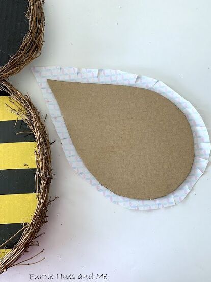 Diy Bee Wall Decor, How To Make A Bee, Diy Bee Decorations, Bee Craft Ideas, Cardboard Bee, Cardboard Wall Decor, Clothing Booth, Bumble Bee Wings, Nursery On A Budget