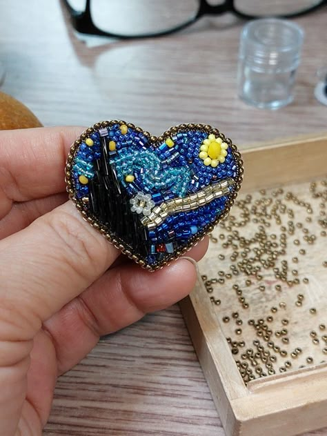 Brooch "I love Vincent van Gogh" Embroidery Brooch Diy, Handmade Brooches Ideas, Love Vincent, Beaded Broches, Brooch Ideas, Beads Brooch, Bead Brooch, Beaded Crown, Embroidery Hearts