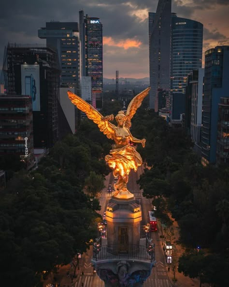 Vision Board Mexico City, Mexico Guadalajara Aesthetic, City Of Mexico, Mexico City Aesthetic Night, Travel To Mexico City, Mexico Vision Board, Mexico City Wallpaper, Mexico At Night, Mexico Aesthetic Wallpaper