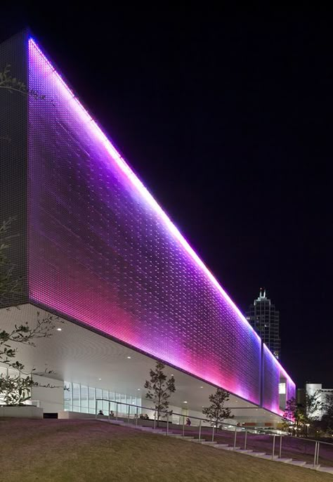 Tampa Museum of Art Tampa Museum Of Art, Corporate Event Design, Industrial Office Design, Mosque Design, Architecture Portfolio Design, Facade Lighting, Glass Pedestal, American Architecture, Modern And Contemporary Art