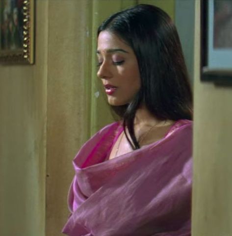 Amrita Rao Vivah Outfits, Poonam Vivah Movie, Amrita Rao Aesthetic, Vivah Amrita Rao, Amrita Rao 90s, Vivah Movie Aesthetic, Amrita Rao Main Hoon Na, Amrita Rao Vivah, Vivah Movie Pics