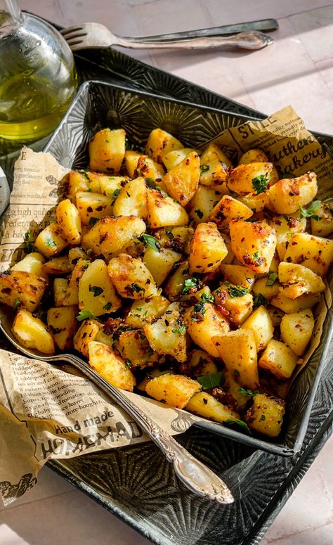 Crispy & Golden Batata Harra (Arabic Potatoes) - Hungry Paprikas African Potato Recipes, Middle Eastern Potatoes, Shawarma Potatoes, Arabic Potatoes, Turkish Potatoes, Patato Foods, Lebanese Potatoes, Mediterranean Potatoes, Indian Potatoes