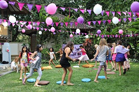 Sack Race Ideas Outdoor Games, Pinata Alternative, Girls Party Games, Balloon Race, Sack Race, Musical Chairs, Fiesta Tropical, Kids Party Games, Birthday Party Games