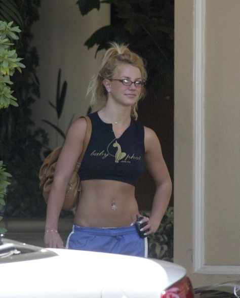 Britney Spears Body 2000s, Manifest Fitness, Britney Spears Street Style, Wide Ribcage, Britney Spears Body, Britney Spears 2000s, Types Of Women, Celebrity Street Style, Margot Robbie