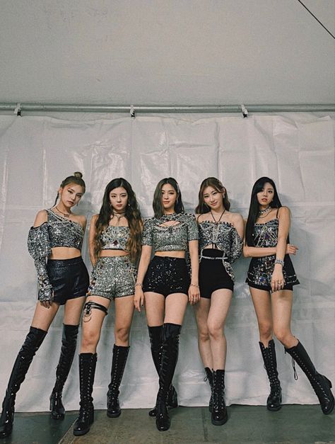 #itzy Kpop Fashion Outfits, Girl Bands, Performance Outfit, Kpop Outfits, Stage Outfits, Kpop Fashion, Looks Style, Dance Outfits, Kpop Girl Groups