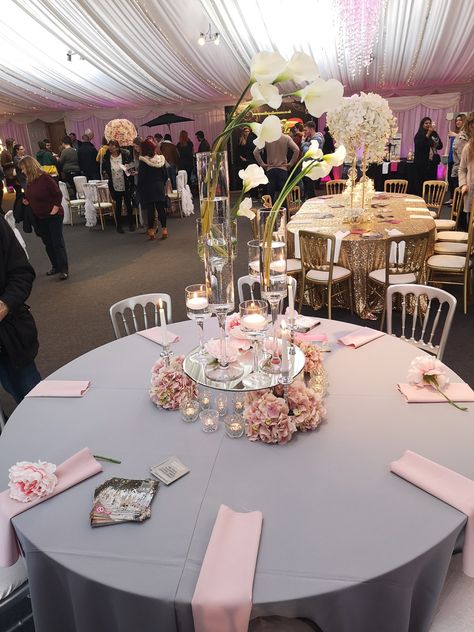 Pink And Grey Wedding Decorations, Pink White Silver Table Decor, Pink And Silver Table Setting, Light Pink And Grey Wedding, Gray Wedding Decorations, Grey Wedding Table, Pink And Silver Wedding, Wedding Table Decorations Pink, Pink And Gray Wedding