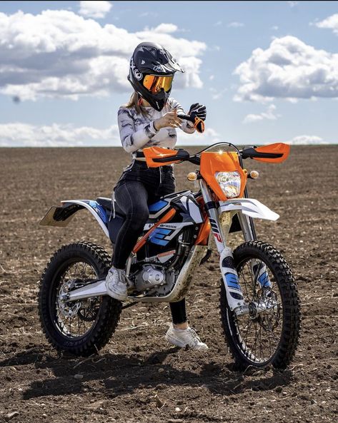 Motocross Equipment, Dirt Bike Riding Gear, Bike Humor, Motocross Girls, Motocross Love, Cool Dirt Bikes, Image Moto, Biker Photoshoot, Motorcycle Dirt Bike