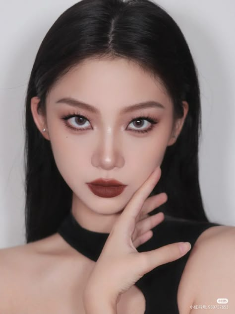 Black Formal Dress Makeup, Dark Kpop Makeup, Elegant Asian Makeup, Asian Vampire Makeup, Simple Dark Feminine Makeup, Dark Asian Makeup, Prom Makeup Looks For Black Dress, Eye Makeup For Black Dress, Mafia Makeup Look