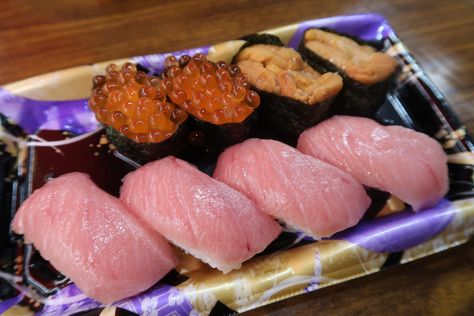 Japan Food Recipes, Ikura Sushi, Fatty Tuna, Noodle Art, Tuna Sushi, Delicacy Food, East Asian, Food Images, Osaka Japan