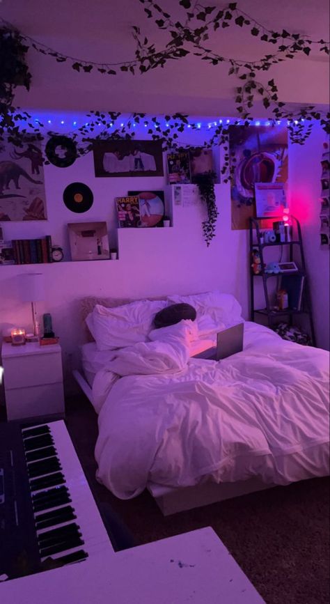 Teenage Room Inspiration, Clean Grunge Room, Bedroom Inspo Grunge, Dark Teen Bedroom, Tomboy Bedroom Ideas, Room Redo Ideas, Room Ideas Dark Aesthetic, Tomboy Room Ideas Bedrooms, Edgy Room Ideas Bedrooms