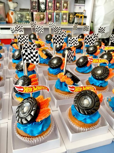 Monster Cars Birthday Party, Matchbox Car Cake, Hotwheels Birthday Cupcakes, Hot Wheel Cupcake Ideas, Hot Wheels Birthday Treats, How Wheels Birthday Party, Hot Wheels First Birthday Party, Hotwheels Birthday Theme, Hot Wheels Treats