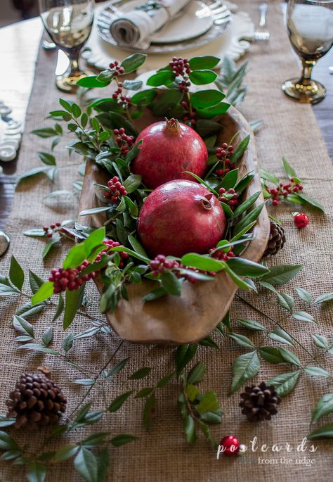 Beautiful Christmas centerpiece using pomegranates, holly, and other natural items in a wooden dough bowl. Rustic Christmas Table, Natal Natural, Yalda Night, Simple Holiday Decor, Tafel Decor, Holiday Arrangement, Christmas Tablescape, Christmas Centerpiece, Thanksgiving Centerpieces