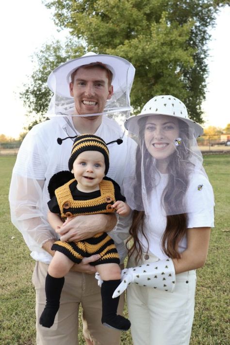 Halloween Costume Ideas - Daisy Farm Crafts Cute Family Of 4 Halloween Costumes, Baby Bee Costume Family, Family Bee Costume Ideas, Bee Keeper Family Costume, Bumblebee Family Costumes, Family Bug Halloween Costumes, Bee Family Halloween Costume, New Family Halloween Costumes, Mom And Baby Daughter Halloween Costumes