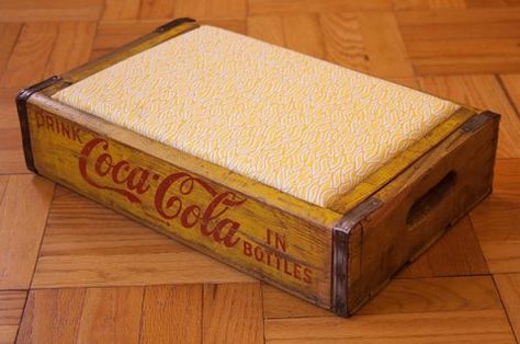 Old Soda Crate Ideas, Pepsi Crate Ideas, Wooden Crates Ideas, Old Coke Crates, Coke Crate Ideas, Wooden Pop, Vintage Pantry, Crate Decor, Old Wooden Crates