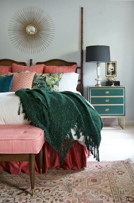 Texture Bedroom, Jewel Tone Bedroom, Emerald Green Bedrooms, Green Interior Decor, Green Bedroom Design, Green Bedroom Decor, Bedroom Cozy, Decor Eclectic, Eclectic Bedroom